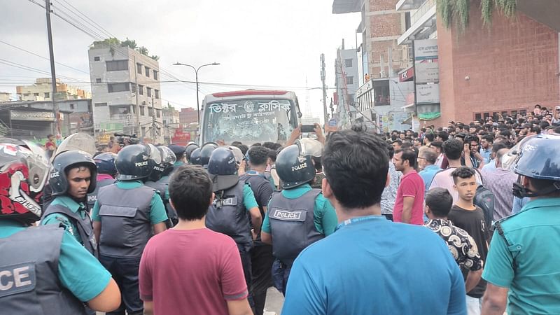 ভাঙচুর করা হয় ভিক্টর ক্লাসিক নামের বাসটি